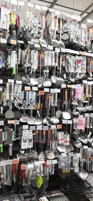 鋼都店家庭用品陳列美學(xué) 廚房用具與餐叉的匠心布局